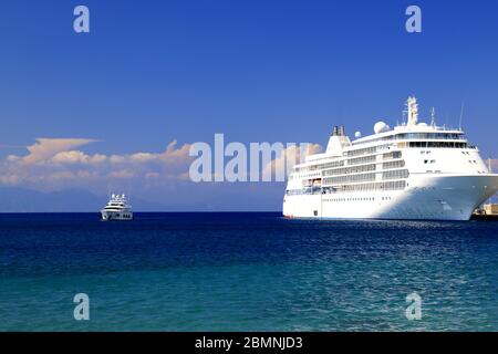 Meereshintergrund. Ein großes weißes Passagierkreuzfahrtschiff steht am Touristenhafen, Rhodos, Griechenland. Liner, Wassertransport für Reisen. Meer, Meer Stockfoto