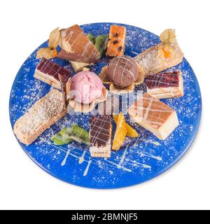 Desserts mit Erdbeer- und Schokoladeneis, Käsekuchen, San Marco Kuchen, Dulce de leche und Kokosnusskuchen Stockfoto