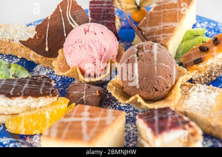 Desserts mit Erdbeer- und Schokoladeneis, Käsekuchen, San Marco Kuchen, Dulce de leche und Kokosnusskuchen Stockfoto