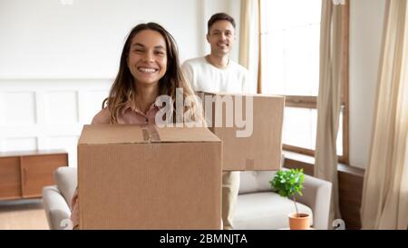 Portrait glücklich junge Paar mit Kisten, Umzug in neues Haus Stockfoto