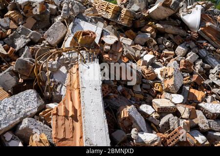 Große Schutthaufen und zerbrochene Ziegel und Schlacksteine von Baustellen unter blauem Himmel Stockfoto