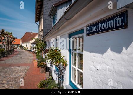 Schleswig / Deutschland 10/05/2020 Straßenschild der Fischervillage Holm in Schleswig mit Blick auf die Straße Stockfoto