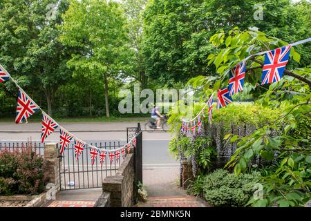 VE Day 75. Jahrestag Feiern mit Ammer und Fahnen während der Coronavirus Pandemie gesperrt 2020 Stockfoto