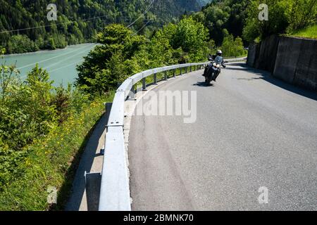 10. Mai 2020 - Vaettis , SG / Schweiz: Ein Motorradfahrer fährt auf den kurvigen Bergstraßen in den idyllischen Schweizer Alpen Stockfoto