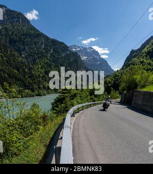 10. Mai 2020 - Vaettis , SG / Schweiz: Ein Motorradfahrer fährt auf den kurvigen Bergstraßen in den idyllischen Schweizer Alpen Stockfoto