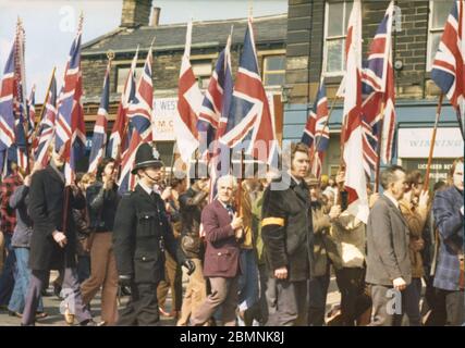 Marschmarscher an der National Front (NF) marschieren am 24. April 1976 in Bradford Stockfoto