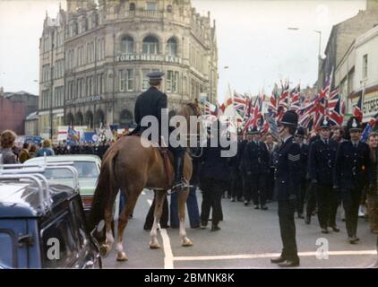 Marschmarscher an der National Front (NF) marschieren am 24. April 1976 in Bradford Stockfoto