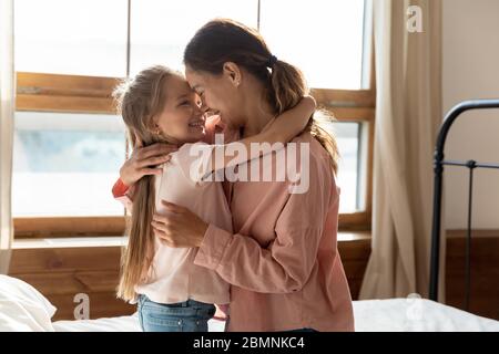 Glückliche Mutter und kleine Tochter berühren Nasen, Ausdruck Liebe Stockfoto