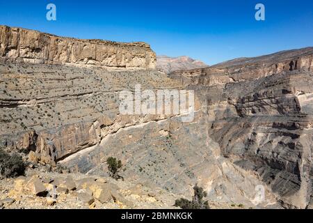 Blick auf die Bergflanke am Balcony Walk oberhalb von Wadi Nakhar, Jebel Shams in Oman Stockfoto