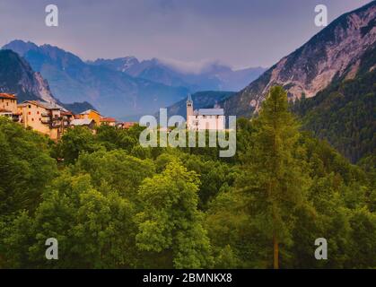 Valle di Cadore, Provinz Belluno, Venetien, Italien. Blick auf die Kirche. Stockfoto