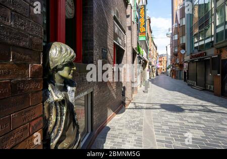 Die John Lennon Statue blickt auf eine leere Mathew Street wegen der Sperrung der Pandemie in Liverpool Stockfoto