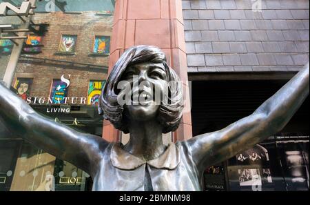 Cilla Black Statue vor dem Cavern Club in der Mathew Street in Liverpool Stockfoto