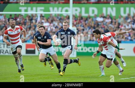 September 2015. Rugby World Cup Pool B Spiel, Schottland gegen Japan Kingsholm Stadium, Gloucester: Stuart Hogg macht eine Pause mit Matt Scott hinter dem Spiel. Stockfoto