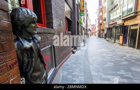 Die John Lennon Statue blickt auf eine leere Mathew Street wegen der Sperrung der Pandemie in Liverpool Stockfoto