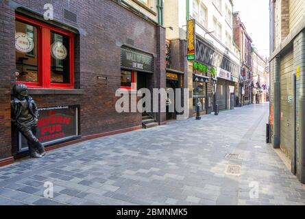 Die John Lennon Statue blickt auf eine leere Mathew Street wegen der Sperrung der Pandemie in Liverpool Stockfoto