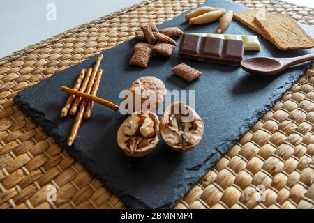 Pan y chocolate con nueces, un pequeño aperitivo Stockfoto