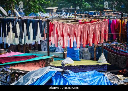 Dhobi Ghat ist ein Freiluft-Waschsalon in Mumbai, Indien mit Wäsche Trocknen an Seilen Stockfoto