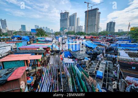 Dhobi Ghat ist ein Freiluft-Waschsalon in Mumbai, Indien mit Wäsche Trocknen an Seilen Stockfoto