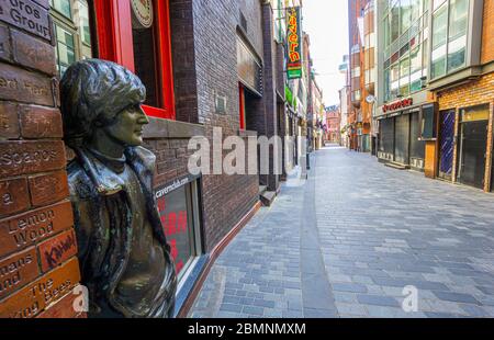 John Lennon Statue mit Blick auf eine leere Mathew Street wegen der Pandemie Sperrung in Liverpool Stockfoto