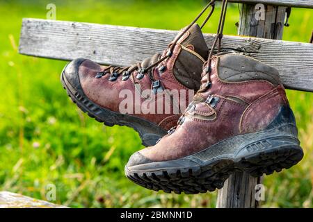 Wanderschuhe nach Tour zu Fuß Stockfoto