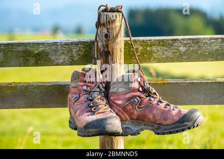 Wanderschuhe nach Tour zu Fuß Stockfoto