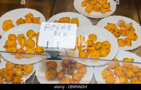 Gefüllte Paprika, Tomaten oder Zucchini werden auf Französisch Petit Farcis genannt. Es ist ein typisches Gericht aus Nizza und der Provence: Gefülltes mediterranes Gemüse Stockfoto