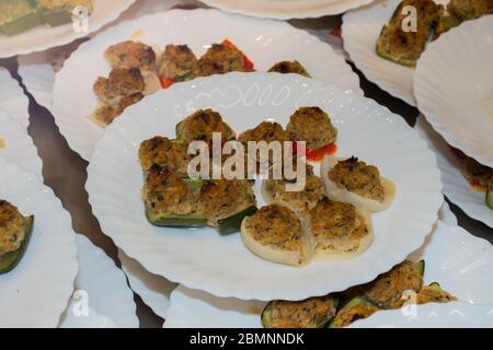 Gefüllte Paprika, Tomaten oder Zucchini werden auf Französisch Petit Farcis genannt. Es ist ein typisches Gericht aus Nizza und der Provence: Gefülltes mediterranes Gemüse Stockfoto