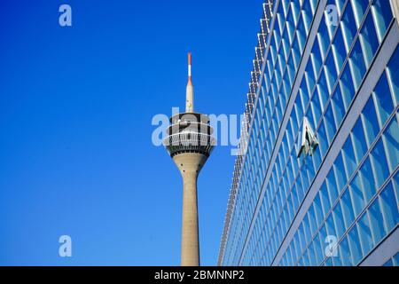 Der Rheinturm (Deutsch: Rheinturm). Es ist das Wahrzeichen von Düsseldorf, erbaut von 1979-1982. Es ist das höchste Gebäude in Düsseldorf. Stockfoto