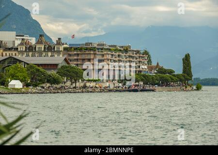 Panoramablick auf die schweizer Promenade, die alpine riviera und die Landschaft des Genfersees in Montreux in DER SCHWEIZ. Stockfoto