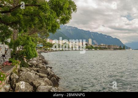 Panoramablick auf die schweizer Promenade, die alpine riviera und die Landschaft des Genfersees in Montreux in DER SCHWEIZ. Stockfoto