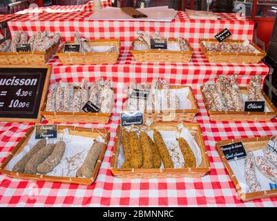 Nizza, Frankreich, 24. Februar 2020: Saucissons zum Verkauf, was bedeutet, Würstchen zum Verkauf in Nizza Outdoor-Markt Stockfoto