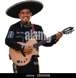 Mexikanischer Musiker Mariachi mit einer Gitarre isoliert auf weißem Hintergrund Stockfoto