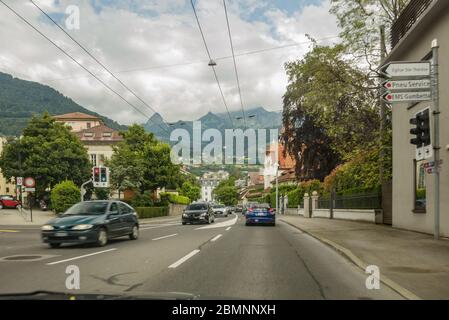 Montreux,SCHWEIZ-Schweiz - 26. Juni 2016: Aus dem Auto geschossen. Montreux ist eine Gemeinde und eine Schweizer Stadt am Ufer des Genfersees am Ufer des Ufers Stockfoto