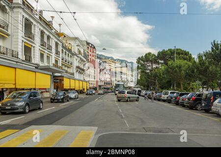 Montreux,SCHWEIZ-Schweiz - 26. Juni 2016: Aus dem Auto geschossen. Montreux ist eine Gemeinde und eine Schweizer Stadt am Ufer des Genfersees am Ufer des Ufers Stockfoto