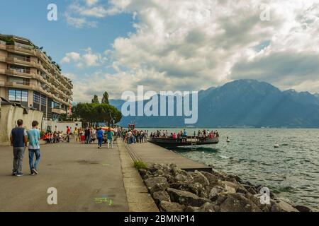 Panoramablick auf die schweizer Promenade, die alpine riviera und die Landschaft des Genfersees in Montreux in DER SCHWEIZ. Stockfoto