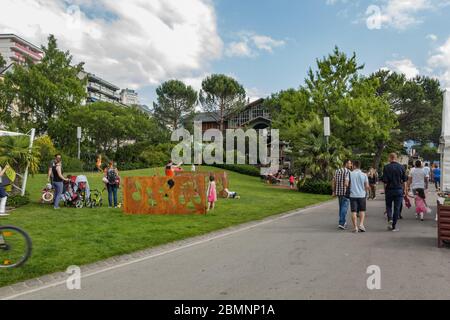 Panoramablick auf die schweizer Promenade, die alpine riviera und die Landschaft des Genfersees in Montreux in DER SCHWEIZ. Stockfoto