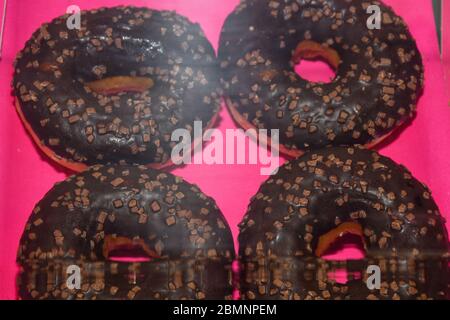 Gebackene Schokolade Donuts Draufsicht, dunkler Hintergrund, Kopierraum Stockfoto