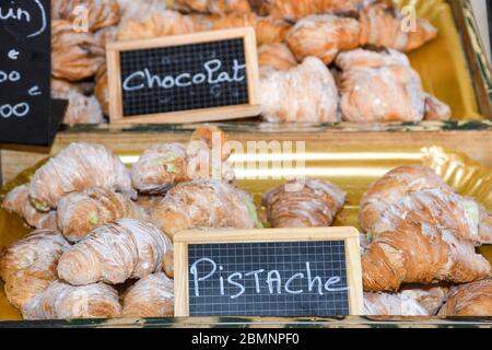 Cannoli sind italienische Backwaren, die auf der Insel Sizilien entstanden und heute ein Grundnahrungsmittel der sizilianischen Küche. Cannoli bestehen aus röhrenförmigen Schalen Stockfoto