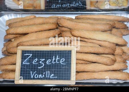 Cannoli sind italienische Backwaren, die auf der Insel Sizilien entstanden und heute ein Grundnahrungsmittel der sizilianischen Küche. Cannoli bestehen aus röhrenförmigen Schalen Stockfoto