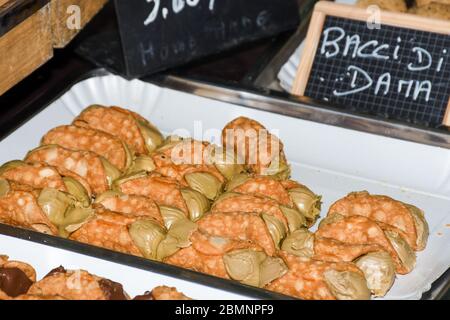 Cannoli sind italienische Backwaren, die auf der Insel Sizilien entstanden und heute ein Grundnahrungsmittel der sizilianischen Küche. Cannoli bestehen aus röhrenförmigen Schalen Stockfoto