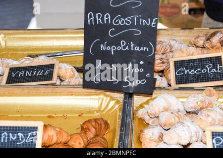 Cannoli sind italienische Backwaren, die auf der Insel Sizilien entstanden und heute ein Grundnahrungsmittel der sizilianischen Küche. Cannoli bestehen aus röhrenförmigen Schalen Stockfoto