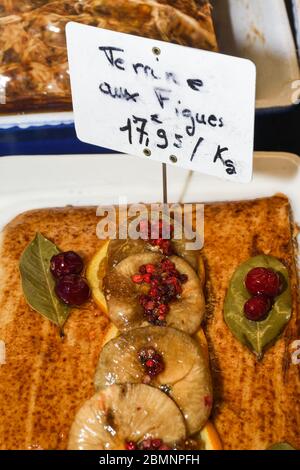 Nizza, Frankreich, 24. Februar 2020: Terrine aus köstlichem Foie Gras mit Feigenmarmelade und muskatgelee. Terrine aux figues Stockfoto