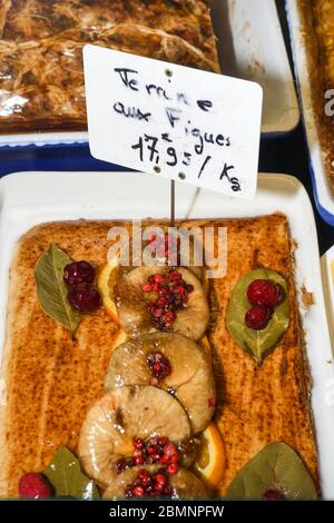 Nizza, Frankreich, 24. Februar 2020: Terrine aus köstlichem Foie Gras mit Feigenmarmelade und muskatgelee. Terrine aux figues Stockfoto