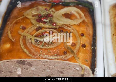 Nizza, Frankreich, 24. Februar 2020: Terrine aus köstlichem Foie Gras mit Feigenmarmelade und muskatgelee. Terrine aux figues Stockfoto