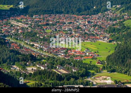 Luftaufnahme der Stadt Mittenwald in Bayern, Deutschland Stockfoto