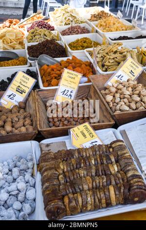 Nizza, Frankreich, 24. Februar 2020: Nüsse wie Mandeln, Walnüsse, Erdnüsse zum Verkauf auf dem Freiluftmarkt in Nizza Stockfoto