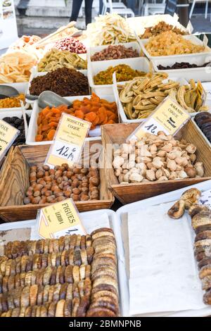 Nizza, Frankreich, 24. Februar 2020: Nüsse wie Mandeln, Walnüsse, Erdnüsse zum Verkauf auf dem Freiluftmarkt in Nizza Stockfoto
