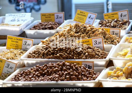 Nizza, Frankreich, 24. Februar 2020: Nüsse wie Mandeln, Walnüsse, Erdnüsse zum Verkauf auf dem Freiluftmarkt in Nizza Stockfoto