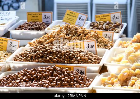 Nizza, Frankreich, 24. Februar 2020: Nüsse wie Mandeln, Walnüsse, Erdnüsse zum Verkauf auf dem Freiluftmarkt in Nizza Stockfoto