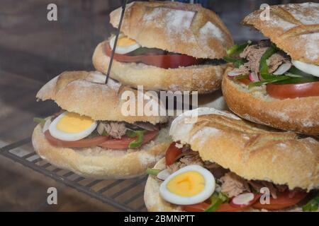 Thunfisch-Nikoise-Sandwich, auch bekannt als Pan Bagnat. Der Pan Bagnat ist ein Sandwich, das eine Spezialität der Gegend von Nizza ist. Es ist auch eine Spezialität und Essen st Stockfoto